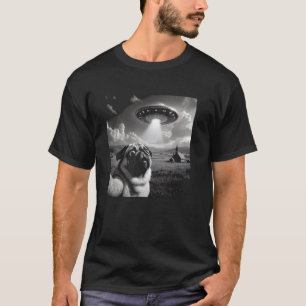 Terrified Mops Take a Selfie mit UFO u2013 Funny T-Shirt