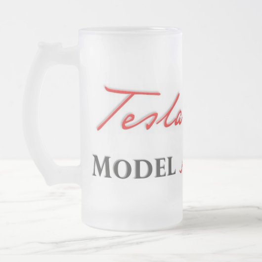 Tesla vorbildliches S scripted auf einem Mattglas Bierglas (Links)