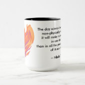 Tesla Zitat-Tasse mit Phoenix-Vogel-Grafik Tasse (Zentrum)