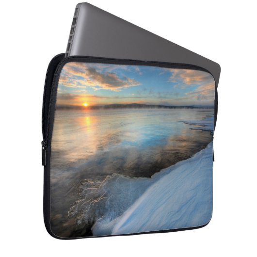 Teslin Lake Nach einem Sturm, Yukon Laptopschutzhülle (Vorne Rechts)