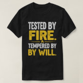 TESTED BY FIRE, TEMPERED BY WILL – Strong Mindset  T-Shirt (Design vorne)