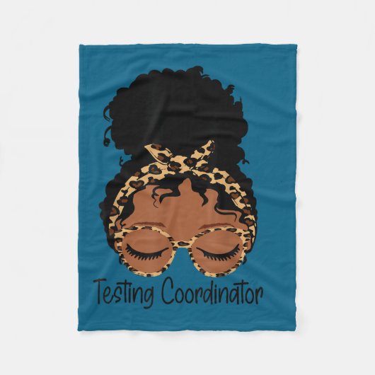 Testing Coordinator Shirt Funny Messy Bun Test Day Fleecedecke (Vorderseite)