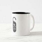 Tests stören nicht die witzige Design-Tasse Zweifarbige Tasse (VorderseiteRechts)