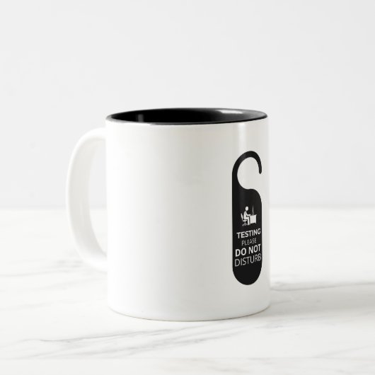 Tests stören nicht die witzige Design-Tasse Zweifarbige Tasse (Vorderseite Links)