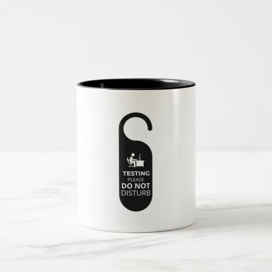 Tests stören nicht die witzige Design-Tasse Zweifarbige Tasse (Mittel)