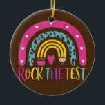 Testtag markiert den Testlehrer-Testtag Keramik Ornament<br><div class="desc">Test Day Rock The Test Teacher Testing Day Rainbow Teacher Geschenk. Perfektes Geschenk für Ihren Vater,  Mama,  Papa,  Männer,  Frauen,  Freunde und Familienmitglieder am Erntedank Tag,  Weihnachten,  Muttertag,  Vatertag,  4. Juli,  1776 Unabhängiger Tag,  Veteranen Tag,  Halloween,  Patrick's Day</div>