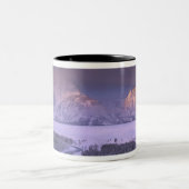 Teton Range from Snake River Overlook, Grand Zweifarbige Tasse (Mittel)