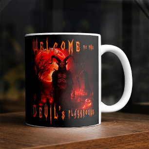 Teufel Satan auf nächtlichem Friedhof mit blutrote Kaffeetasse