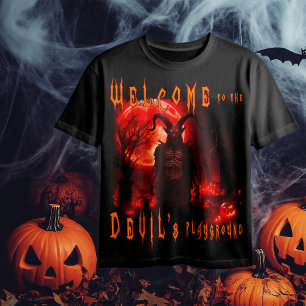 Teufel Satan auf nächtlichem Friedhof mit blutrote T-Shirt