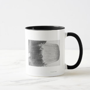 Teufelskrater mit 4 Personen im Vordergrund Tasse