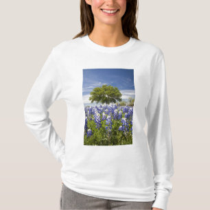 Texas bluebonnets (Lupinus texensis) und Eiche T-Shirt