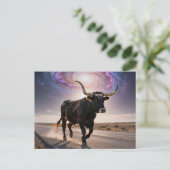 Texas Longhorn on the Highway Postkarte (Stehend Vorderseite)