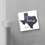 Texas Night Stars Staat Form Magnet<br><div class="desc">Genau wie die Sterne in Texas bietet dieser Staat einen nächtlichen,  blauen Staat mit einem Sprinkle glitzernder Sterne. Ein elegantes Design mit dem Wort "Texas",  das aus der Mitte herausgeschnitten wurde. Ideal,  um die Dekoration zu koordinieren oder um die Liebe Ihres Staat zu zeigen. Matching-Produkte verfügbar.</div>