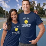 Texas Pickleball Add Club, Name des Partners Custo T-Shirt<br><div class="desc">Zeigen Sie Ihre Liebe von Texas Pickleball mit diesem phantastischen Pickleball-Shirt für Clubs,  Mannschaften,  Partner oder alltägliche Hofbekleidung. Fügen Sie einfach Ihre 3 Zeilen benutzerdefinierten Text zu einem ganz einzigartigen Pickleball-Shirt. Ideal für Turniere,  passende Shirts oder für Damen- oder gemischte Partner. Verteile die Freude am Pickleball!!</div>