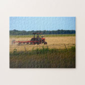 Texas Rancher auf roten Traktoren Ernten Heu Puzzle (Horizontal)
