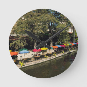 Texas, Riverwalk, Essen am Ufer des Flusses Runde Wanduhr