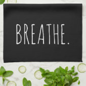 Text auf Schwarz durchatmen Geschirrtuch (Gefaltet)