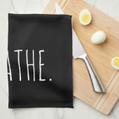 Text auf Schwarz durchatmen Geschirrtuch (Viertel Falte)