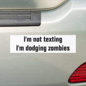 Text, der Zombies fährt oder ausweicht Autoaufkleber (Auf Auto)