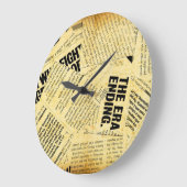Text in Zeitungen mit altem Papier Große Wanduhr (Winkel)