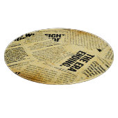 Text in Zeitungen mit altem Papier Schneidebrett (Ecke)
