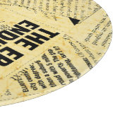 Text in Zeitungen mit altem Papier Schneidebrett (Ecke)