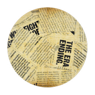 Text in Zeitungen mit altem Papier Schneidebrett