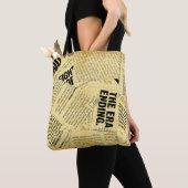 Text in Zeitungen mit altem Papier Tasche (Von Nahem)