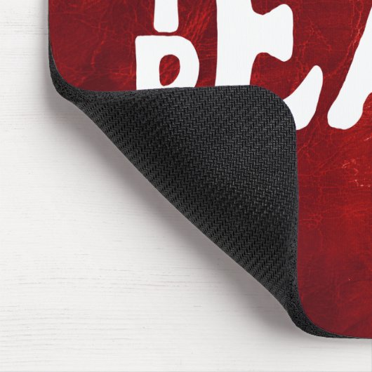 Text "Lehre Frieden" auf rotem Leder Mousepad (Ecke)