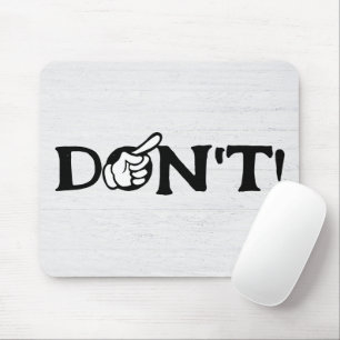Text mit Finger auf Holz Mousepad