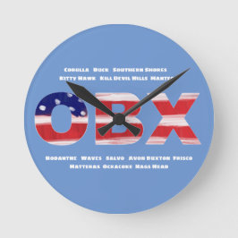 Text und Städte der OBX-Flagge Runde Wanduhr