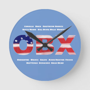 Text und Städte der OBX-Flagge Runde Wanduhr