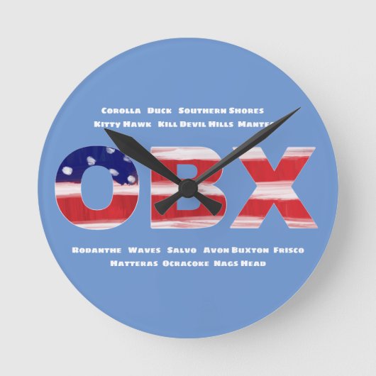 Text und Städte der OBX-Flagge Runde Wanduhr (Vorderseite)