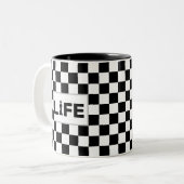Text zum Leben auf schwarzem & weißem Schach Zweifarbige Tasse (Vorderseite Links)