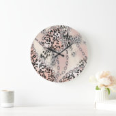 Textilleopard: Blumenkettenmuster. Große Wanduhr (Zuhause)