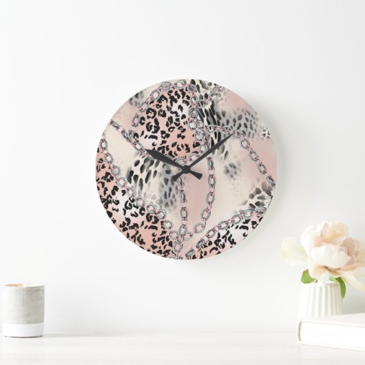 Textilleopard: Blumenkettenmuster. Große Wanduhr (Zuhause)