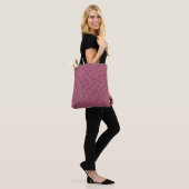 Textur aus rotem Papier, dunkle Hintergrundabstrak Tasche (Am Model)