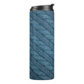 Textur des Strickstoffes, hellblaues Colo Thermosbecher (Nach links gedreht)