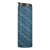 Textur des Strickstoffes, hellblaues Colo Thermosbecher (Nach rechts gedreht)