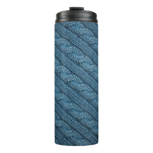 Textur des Strickstoffes, hellblaues Colo Thermosbecher
