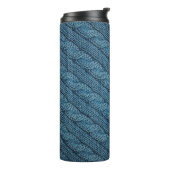 Textur des Strickstoffes, hellblaues Colo Thermosbecher (Nach links gedreht)