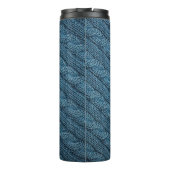 Textur des Strickstoffes, hellblaues Colo Thermosbecher (Rückseite)