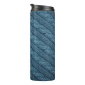 Textur des Strickstoffes, hellblaues Colo Thermosbecher (Nach rechts gedreht)