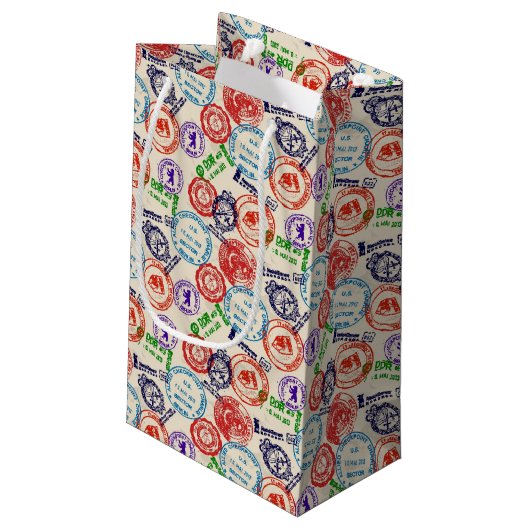 Textur mit echten Briefmarke. Kleine Geschenktüte (Rückseite Schrägansicht)