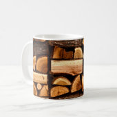 Textur. Pile aus gehacktem Brennholz, Winter Kaffeetasse (Vorderseite Links)