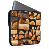 Textur. Pile aus gehacktem Brennholz, Winter Laptopschutzhülle (Vorne Rechts)