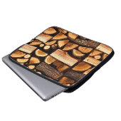Textur. Pile aus gehacktem Brennholz, Winter Laptopschutzhülle (Vorne Knopf)
