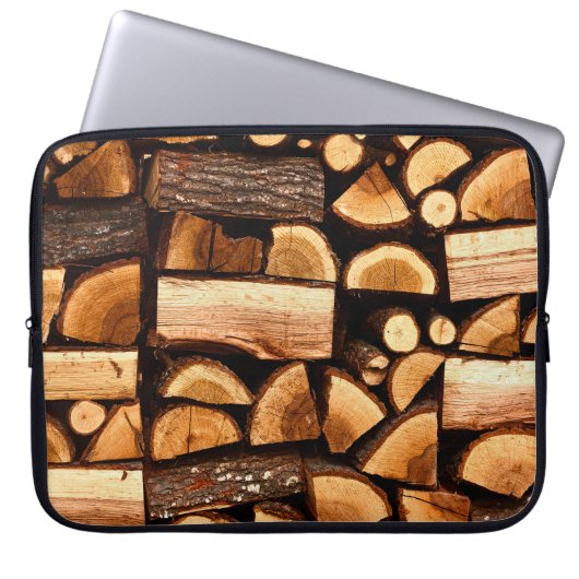 Textur. Pile aus gehacktem Brennholz, Winter Laptopschutzhülle (Vorderseite)