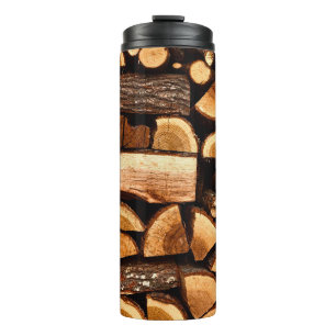 Textur. Pile aus gehacktem Brennholz, Winter Thermosbecher
