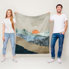 Texturierte Bergschichten mit Sonnenuntergang Fleecedecke